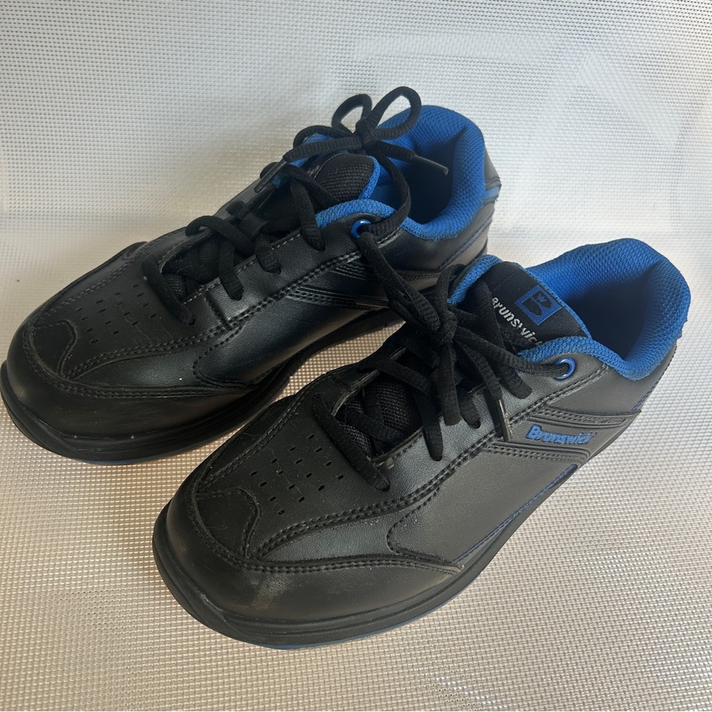 Brunswick Blue and Black Youth Bowling Shoes - Picture 2 of 4